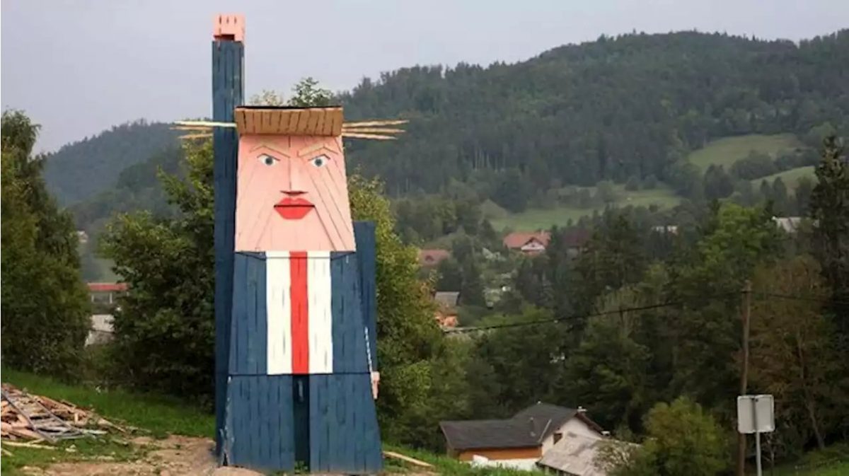 Patung kayu Trump