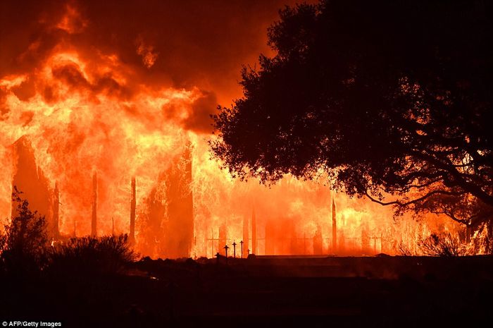 Badai Api California Tewaskan Tiga Orang