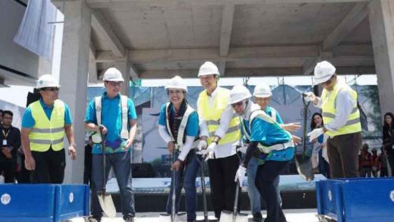 Menteri Rini Resmikan Topping Off Multifunction Hall di Labuan Bajo