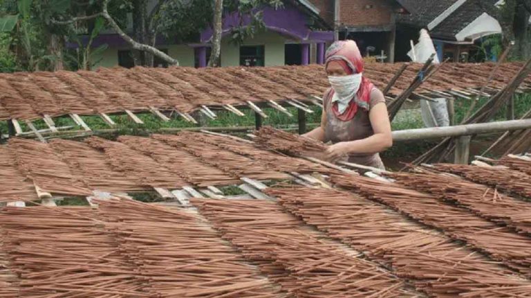 Mengenal Desa Perajin Dupa di Kaki Gunung Kawi