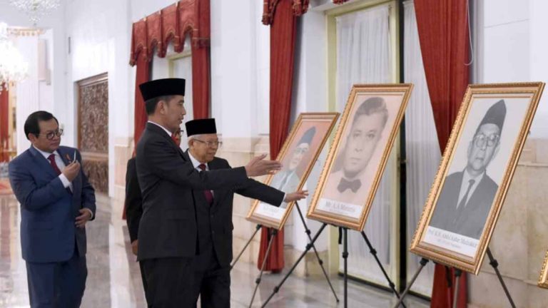 Dianggap Berjasa, Jokowi Anugerahkan Gelar Pahlawan Pada 6 Tokoh
