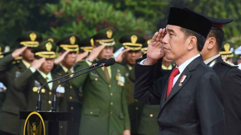 Kenang Jasa Pahlawan, Jokowi Pimpin Upacara Hari Pahlawan