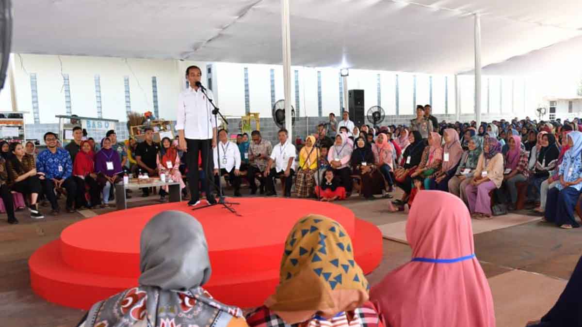 Tinjau Langsung Program Mekaar, Jokowi Ingatkan Nasabah Disiplin