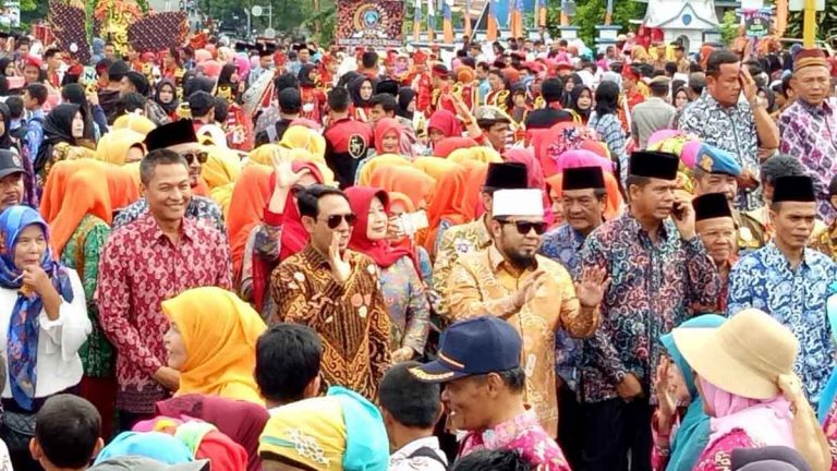 Karnaval Batik Kain Besurek, Dibanjiri Ribuan Warga Bengkulu
