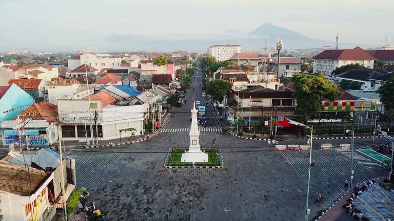 Melipat Kenangan | Puisi M. R. Rafiqi