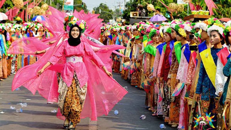 Di Tengah Kemajuan Zaman, Tradisi Ngarot di Indramayu Masih Melekat