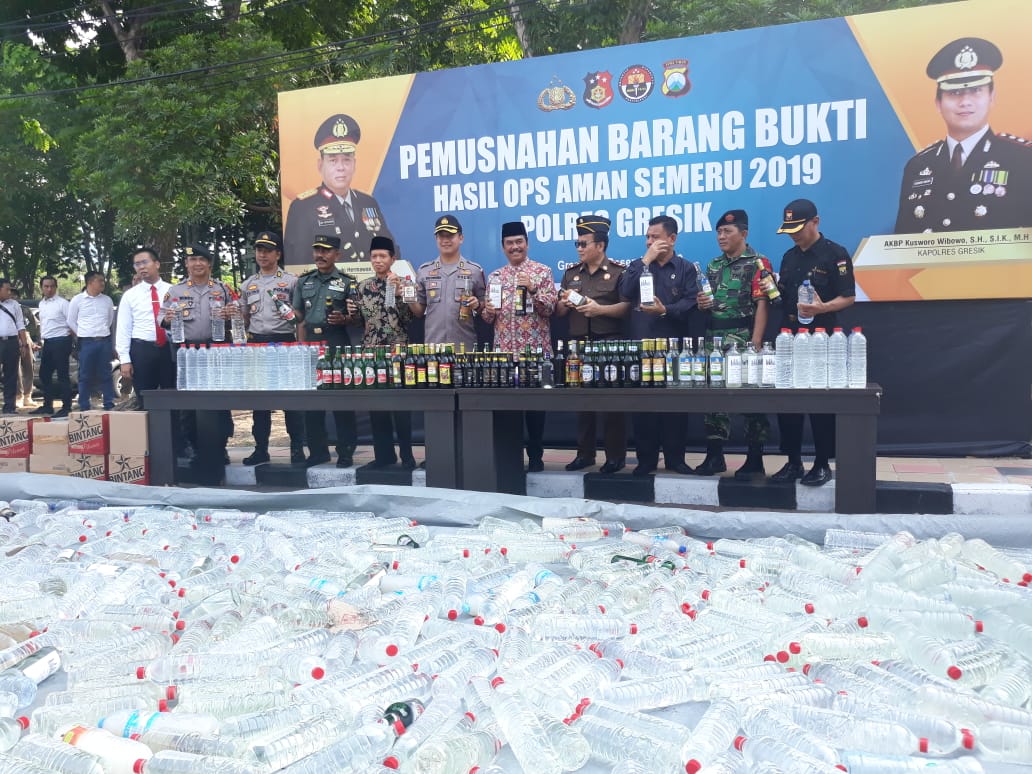 Jelang Natal dan Tahun Baru, Polres Gresik Musnahkan 770 Botol Miras