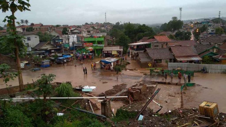 Banjir Bandang: 5 Orang Tewas, 1.747 Rumah Terendam, dan 14 Jembatan Ambruk