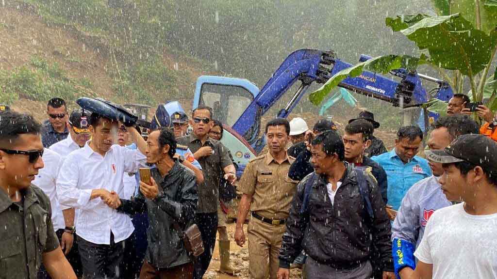 Akses Jalan Tertimbun Longsor, Jokowi Mendadak Tinjau Banjir Sukajaya