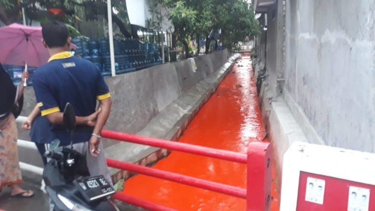 Pewarna Pupuk PT PCS Diduga Tumpah, Kali Warga GKB Berwarna Orange