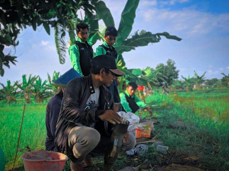 Petani Desa Petiyintunggal Basmi Hama Tikus Dengan Gobyokan