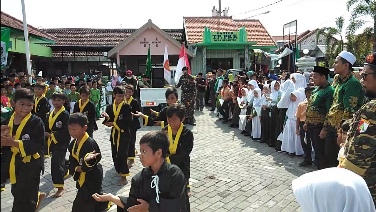 Koin Muktamar NU ke-34 MWC NU Bungah Disambut Seni Pencak Silat