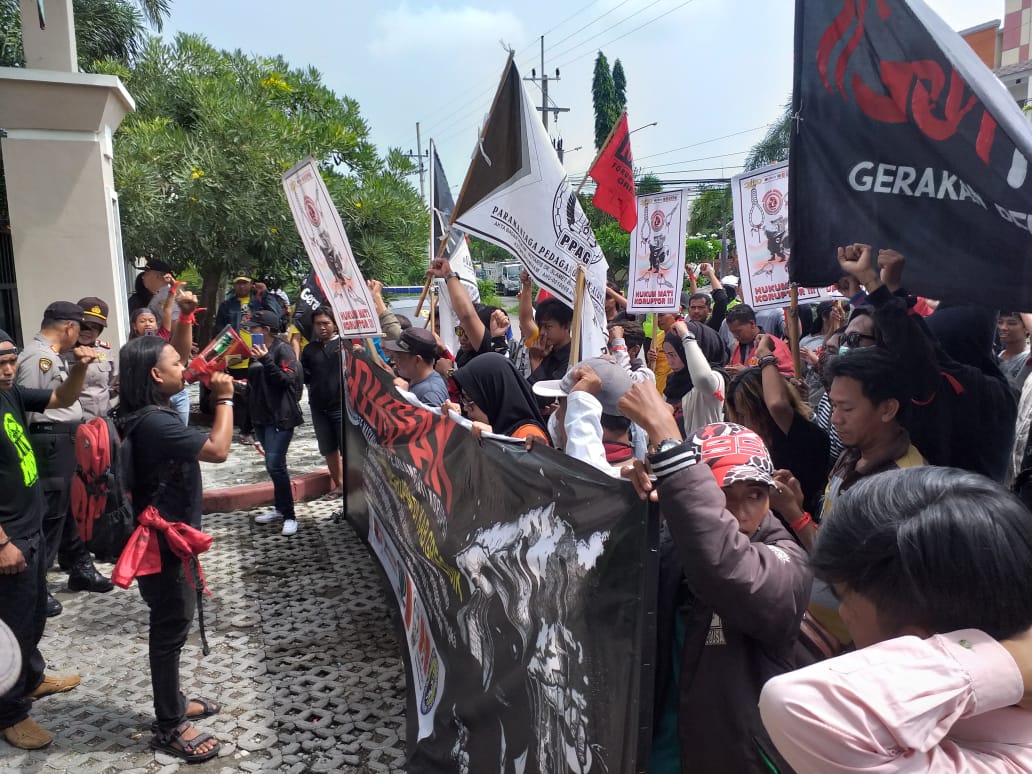 Aksi Massa Kompak Gresik Kawal Sidang Putusan Praperadilan Kasus Korupsi BPPKAD