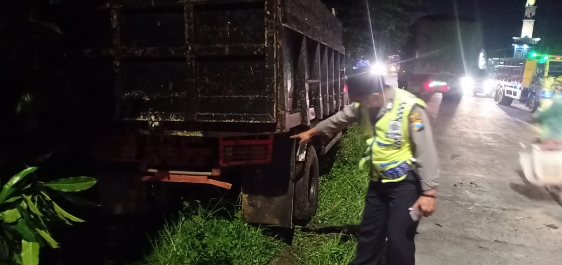 Sepasang Kekasih Tabrak Dump Truk Parkir, Satu Meninggal Dunia