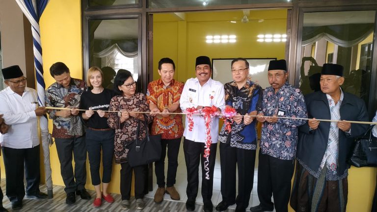 PT Lautan Luas Gelontorkan Dana CSR Bantuan Pendidikan di SMK Nurul Islam Manyar