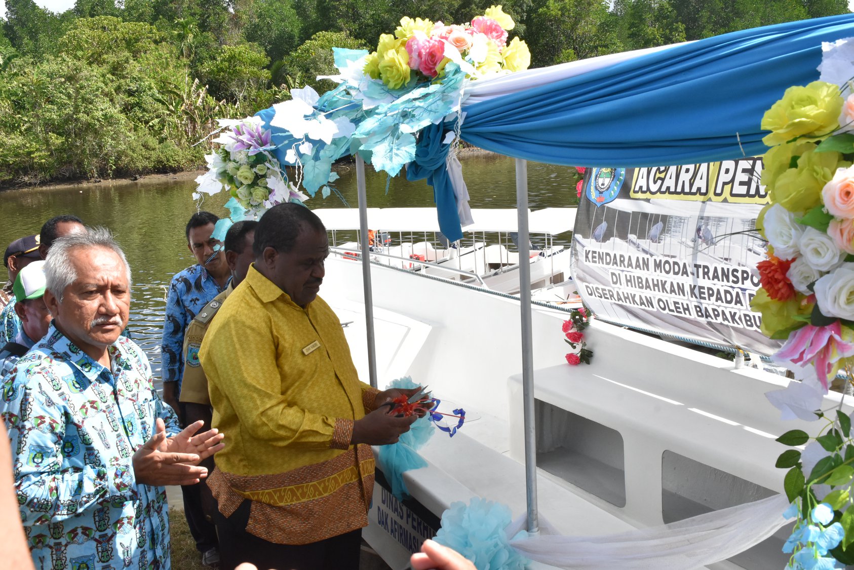 Bupati Sorong Serahkan 8 Speed Boat Kepada Pemerintah Desa