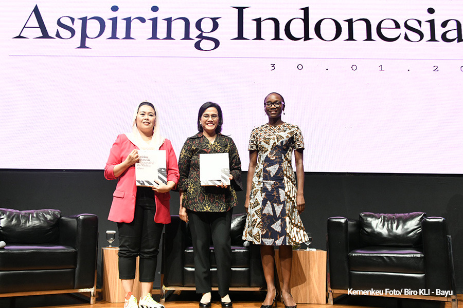 Roland Pryce (Bank Dunia) bersama Sri Mulyani dan Yenny Wahid