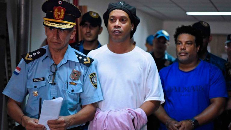 Karena Virus Corona, Ronaldinho Akan Lama di Penjara