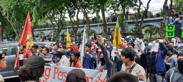 Serukan Tolak Omnibus Law, Gabungan Mahasiswa Gresik Gelar Aksi