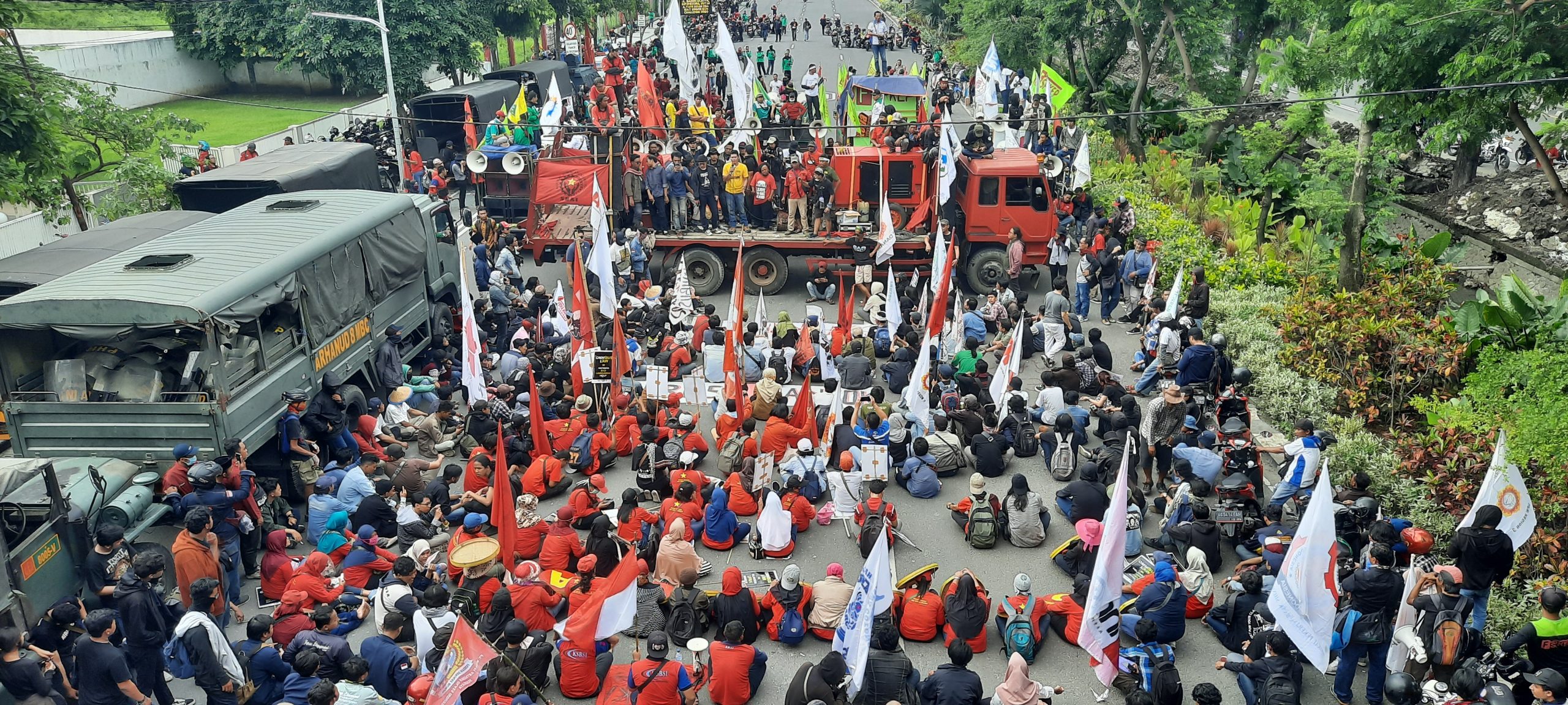 Aksi Tolak Omnibus Law, Massa Buruh dan Mahasiswa Gresik Tumpah di Surabaya