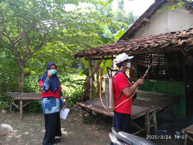 Berjibaku Lawan Covid-19, Tim Destana Bedanten Semprot Disinfektan Rumah Warga