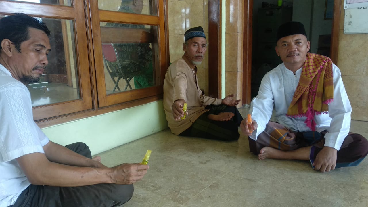 Di Masjid Hidayatul Mujtahidin Kedungpring, Jama'ah Sholat Jum'at Dapat Hand Santitizer Gratis