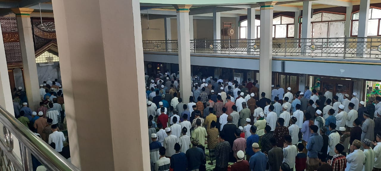 Sholat Jama'ah di Masjid Kiai Gede Bungah Terapkan Protokol Ketat