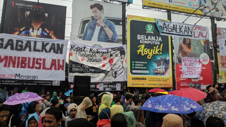 Diguyur Hujan, Aksi #GejayanMemanggil Tetap Berlangsung