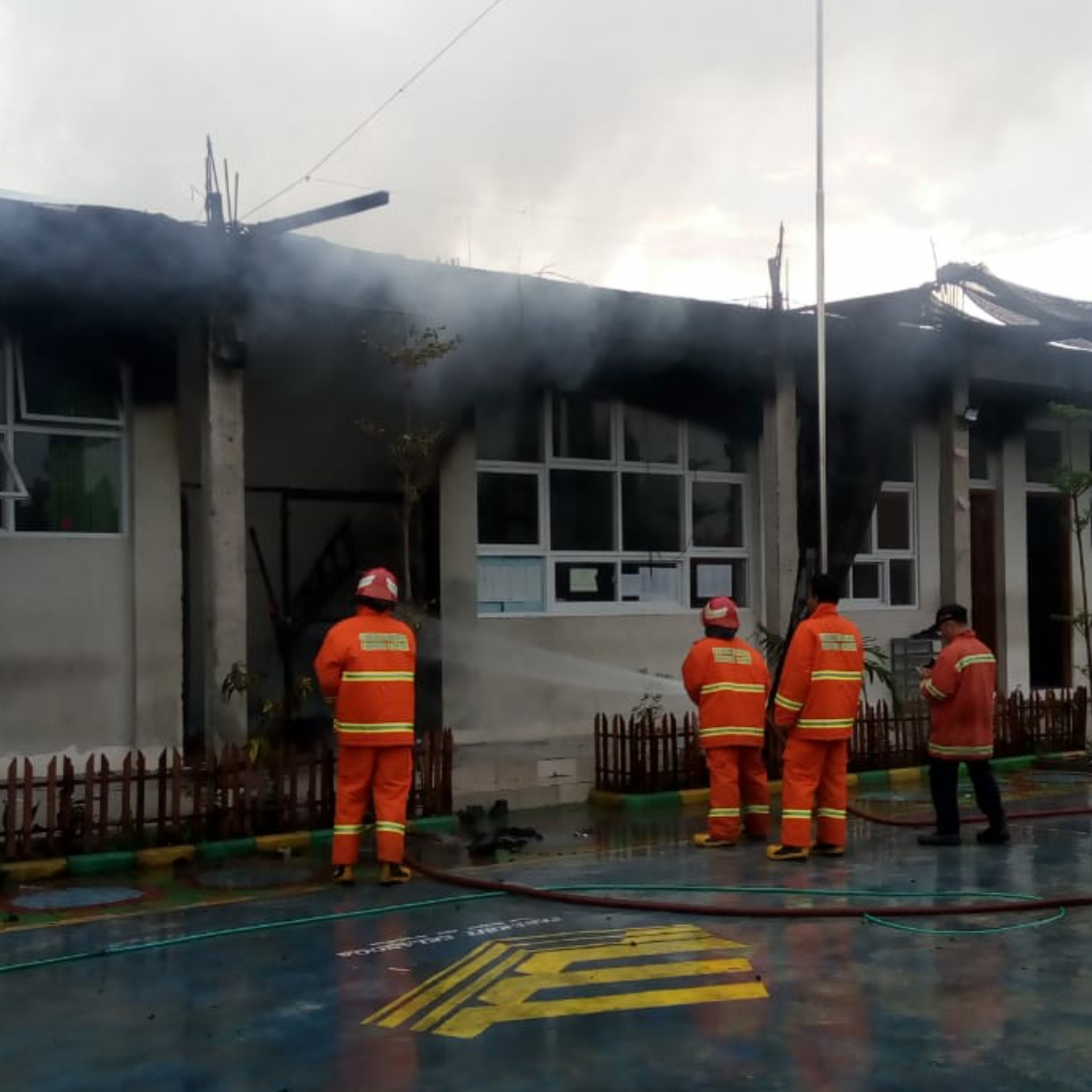 Hujan Deras Sebabkan Konsleting Listrik, Satu Ruang Kelas Sekolah di Kebomas Ludes Terbakar