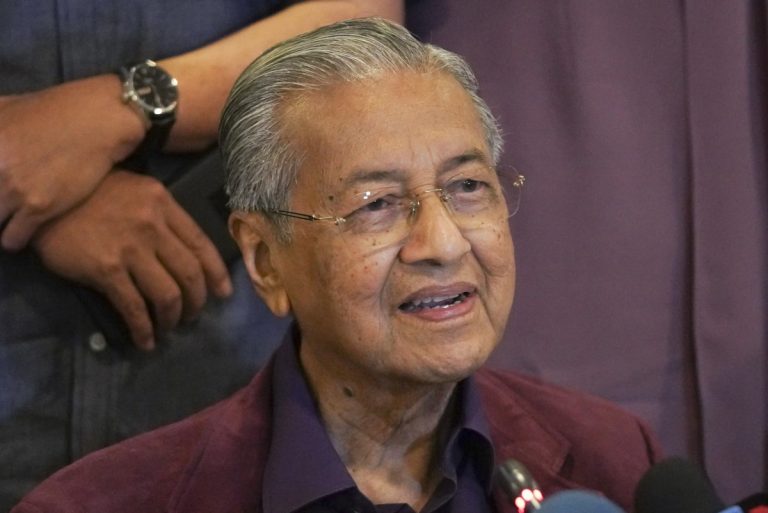 Kontak Fisik dengan Anggota Parlemen Positif Covid-19, Tun Mahathir Mengkarantina Diri