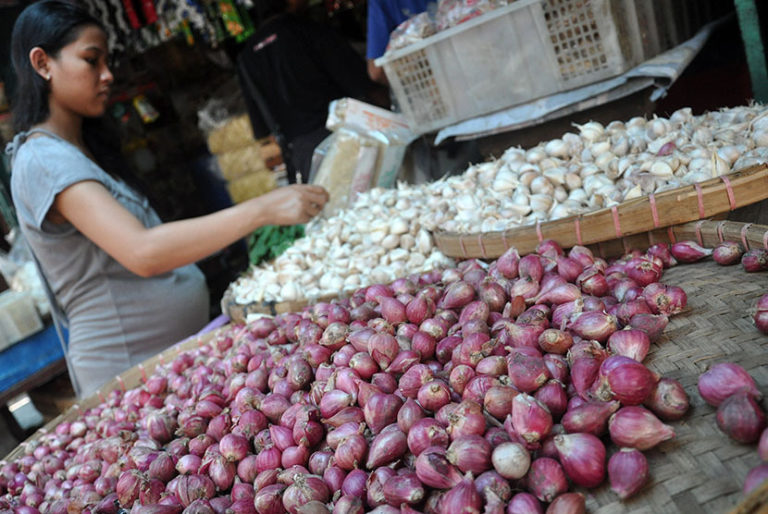 Harga Bahan Pokok di Agam Naik, Bawang Merah Paling Drastis