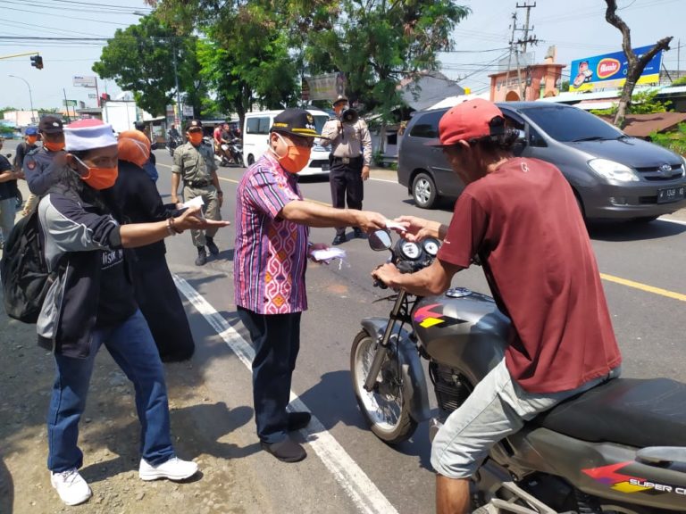 HUT Bawaslu ke-12, Panwascam Bungah Bagikan Seribu Masker