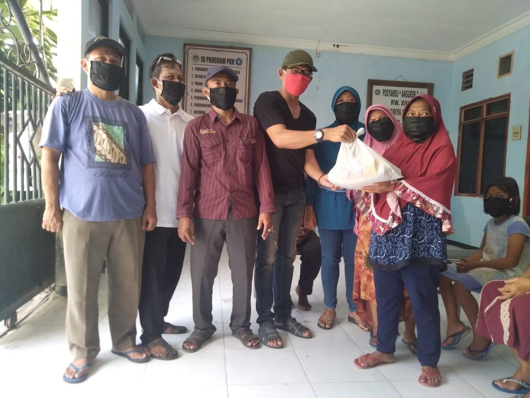 Politisi PKB Gresik Abdullah Hamdi Bagikan Paket Sembako dan Ribuan Masker untuk Warga Terdampak Covid-19