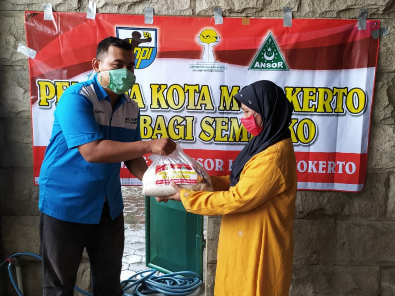 Peduli Warga Terdampak Covid-19, Pemuda Kota Mojokerto Bagikan Ratusan Sembako untuk Janda dan Korban PHK