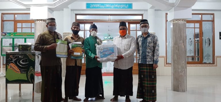 Masjid dan Musholla di Desa Bedanten dapat Bantuan Masker dari Universitas Qomaruddin Gresik