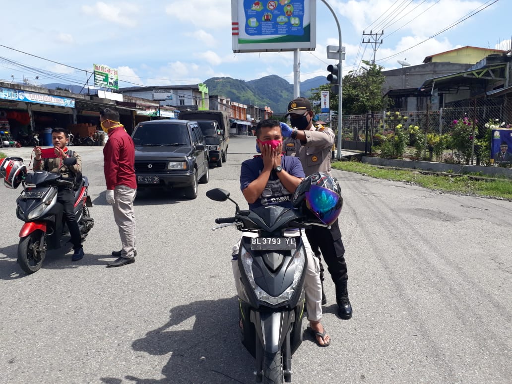 Lawan Corona, Polsek Bukit Bener Meriah Bagikan Masker Kain untuk Pengguna Jalan