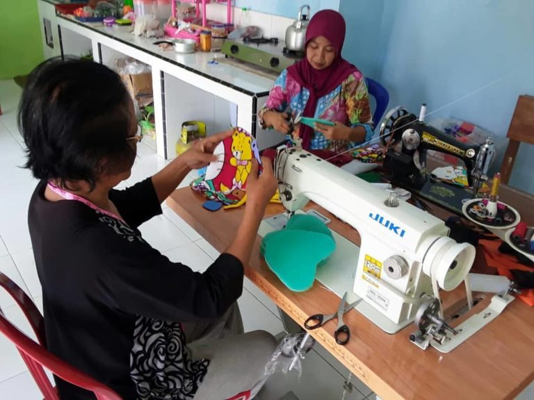 Masker Terbatas, Mantan Buruh Migran di Jember Produksi Masker Kain