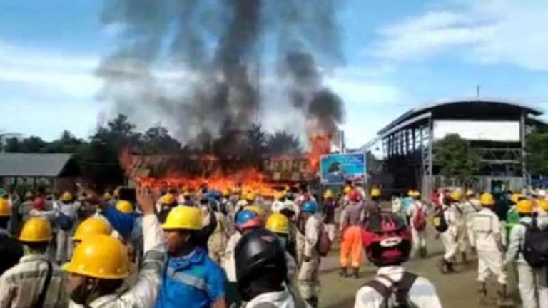 Aksi Hari Buruh Berakhir Ricuh di Halmahera