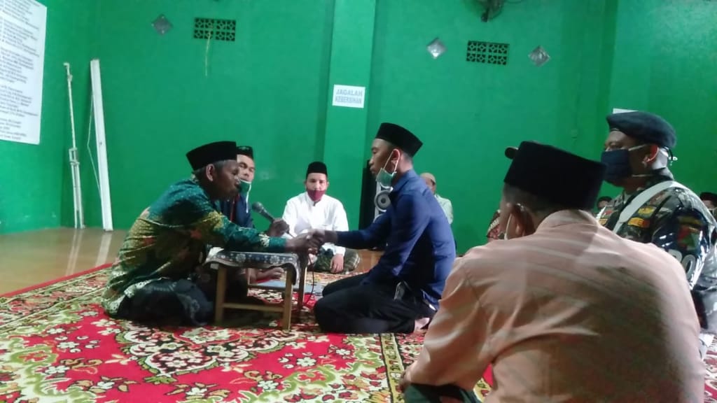 Mantap Masuk Islam, MWC NU Driyorejo Bimbing Warga Asal Surabaya Ikrar Dua Kalimat Syahadat