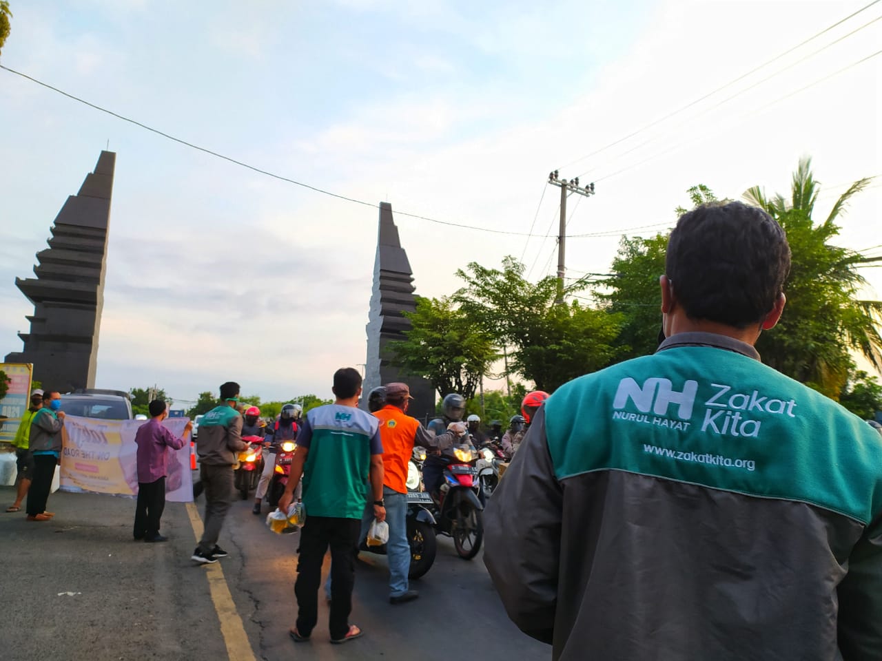 Laznas NH Zakatkita Gresik Bagikan Ratusan Paket Takjil di Titik Check Point PSBB