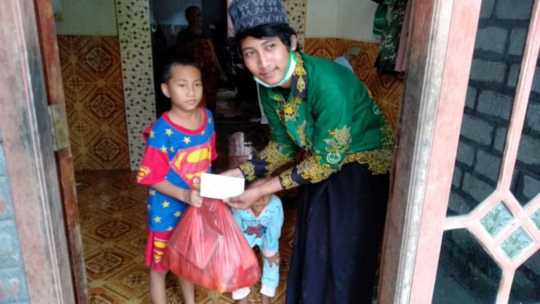 Anak Yatim di Gresik Terima Santunan Uang Tunai dan Paket Sembako dari IPNU IPPNU