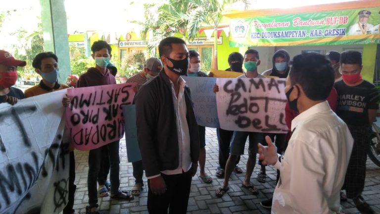 Usulan Penerima JPS Ditolak Camat, Kepala Desa Gredek dan Warga Ngeluruk Kantor Camat Duduksampeyan