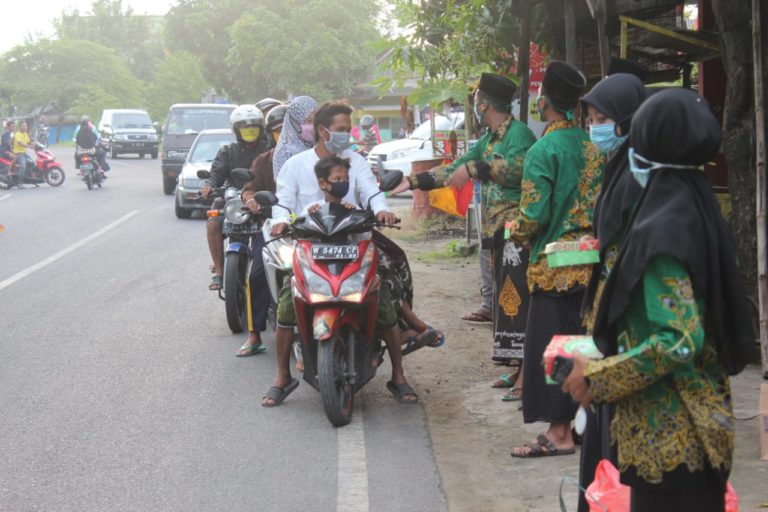 Tanam Kepedulian, IPNU-IPPNU MANU Petung Bagikan Ratusan Paket Takjil