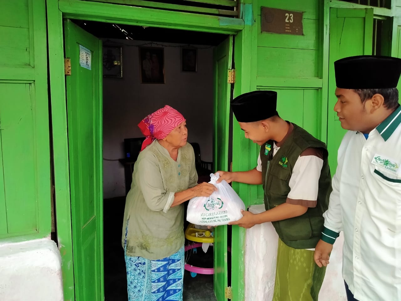 Peduli Kaum Dhuafa, LAZISNU Desa Tenaru Bagikan Paket Sembako