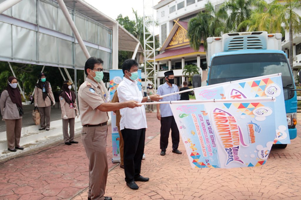 Lawan Covid-19, SKIPM Batang Serahkan 200 Kg Ikan untuk Petugas Medis