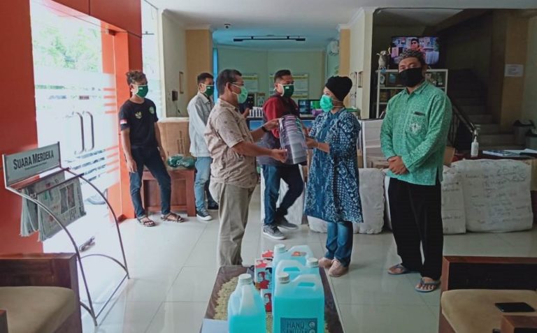 Luluk Nur Hamidah Berikan Bantuan APD, Masker dan Sanitizer ke DKK Sragen