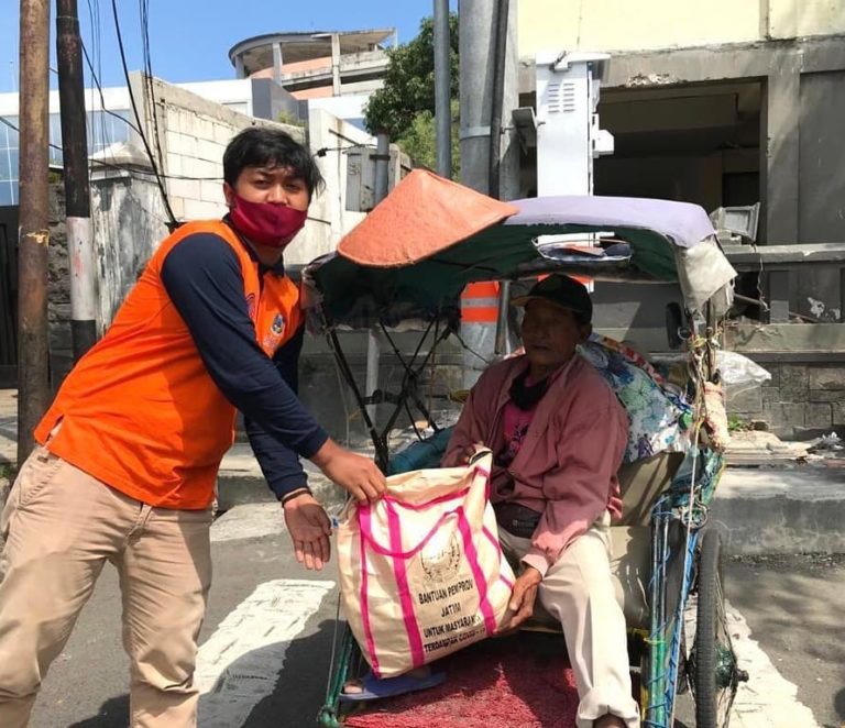 Relawan BPBD dan Tagana Jatim Rutin Bagi Sembako ke Tukang Becak