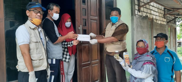 Tim Pelaksana PKH Bungah Beri Bantuan Keluarga Pasien Positif Covid-19