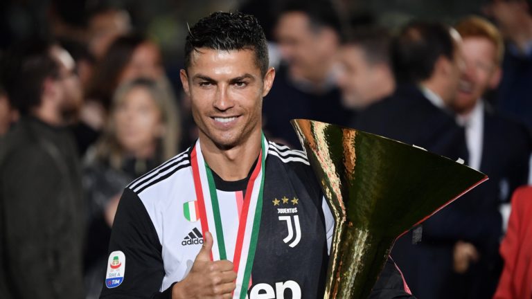 Ronaldo, Pesepakbola Pertama dalam Sejarah dengan Penghasilan Satu Miliar Dolar AS