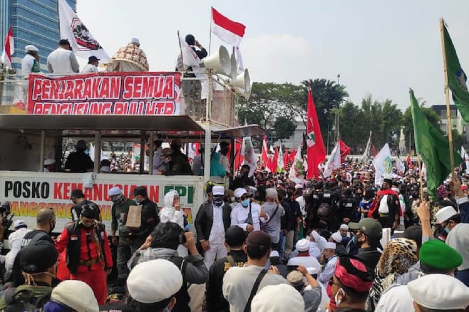 Tolak RUU HIP, Ratusan Massa Aksi di Depan Gedung DPR Tidak Jaga Jarak